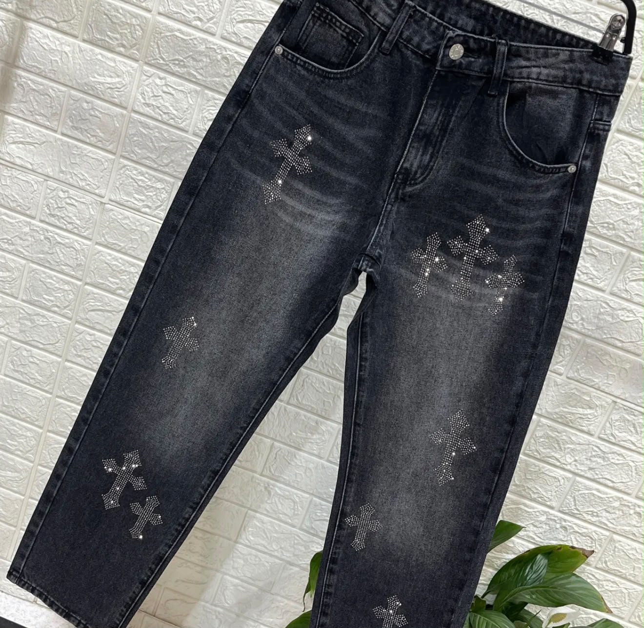 Jeans neri con dettagli di croci brillantate