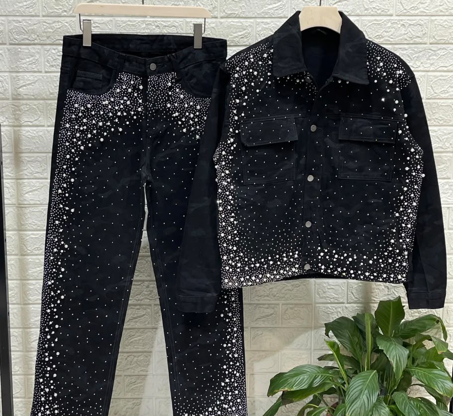Coordinato denim nero uomo con strass e perle bianche
